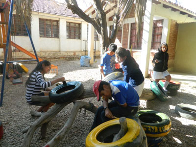 RECICLANDO EN BOLIVIA PARA MEJORAR EL PATIO DEL CENTRO