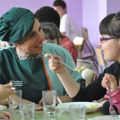 Cómo acompañar las comidas de los niños y niñas