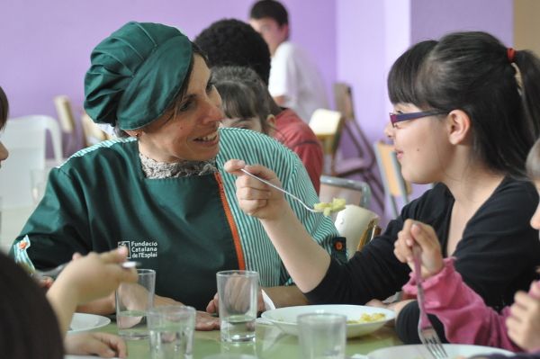 Cómo acompañar las comidas de los niños y niñas