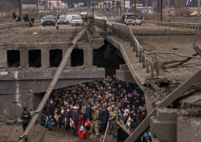 Ciutadans ucraïnesos s'amunteguen sota un pont destruït mentre intenten fugir creuant el riu Irpin als afores de Kíiv, Ucraïna, el 5 de març de 2022. La imatge formava part d'una sèrie d'imatges de fotògrafs de l'Associated Press que va rebre el Premi Pulitzer 2023 a la Fotografia de Notícies d'Última Hora. (Foto cedida per Emilio Morenatti/AP)