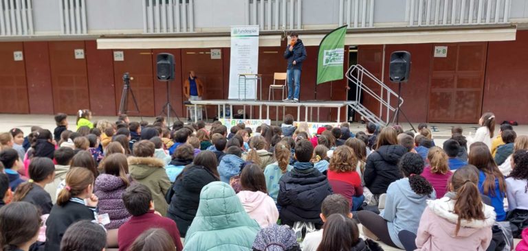 El cantante Miki Núñez visita los colegios Can Salvi y JJ Ortiz de Sant Andreu de la Barca para promover la alimentación saludable y de proximidad entre niños y niñas