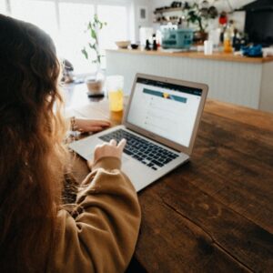 Què és un curs MOOC i quins avantatges té