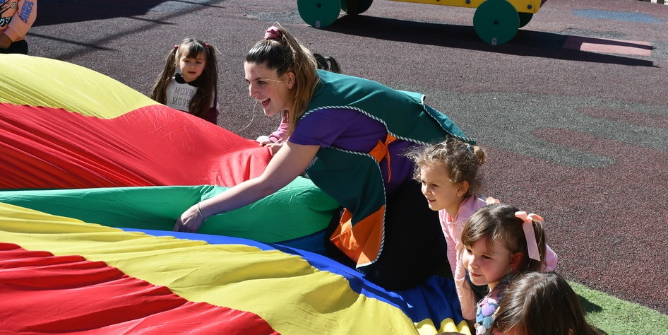 Monitores en el Día internacional de la educación.