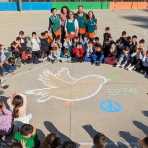 Els infants de les escoles on som presents fan una crida per la pau en el Dia Escolar de la No-violència i la Pau