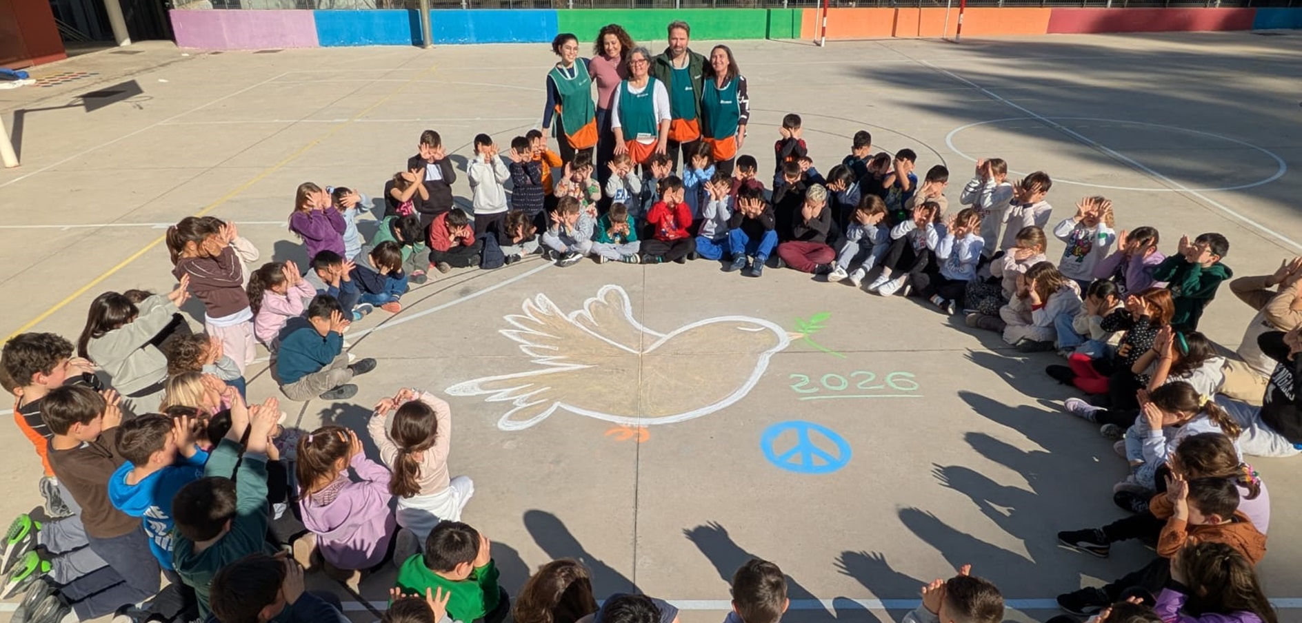 Els infants de les escoles on som presents fan una crida per la pau en el Dia Escolar de la No-violència i la Pau