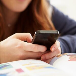 Posem en marxa un servei pilot de salut mental per a joves a través de WhatsApp, amb Esperança en Línia