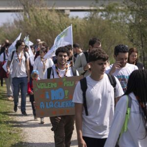 Més de 500 persones clamen contra les guerres amb la caminada popular Marxa per la Pau pel Baix Llobregat
