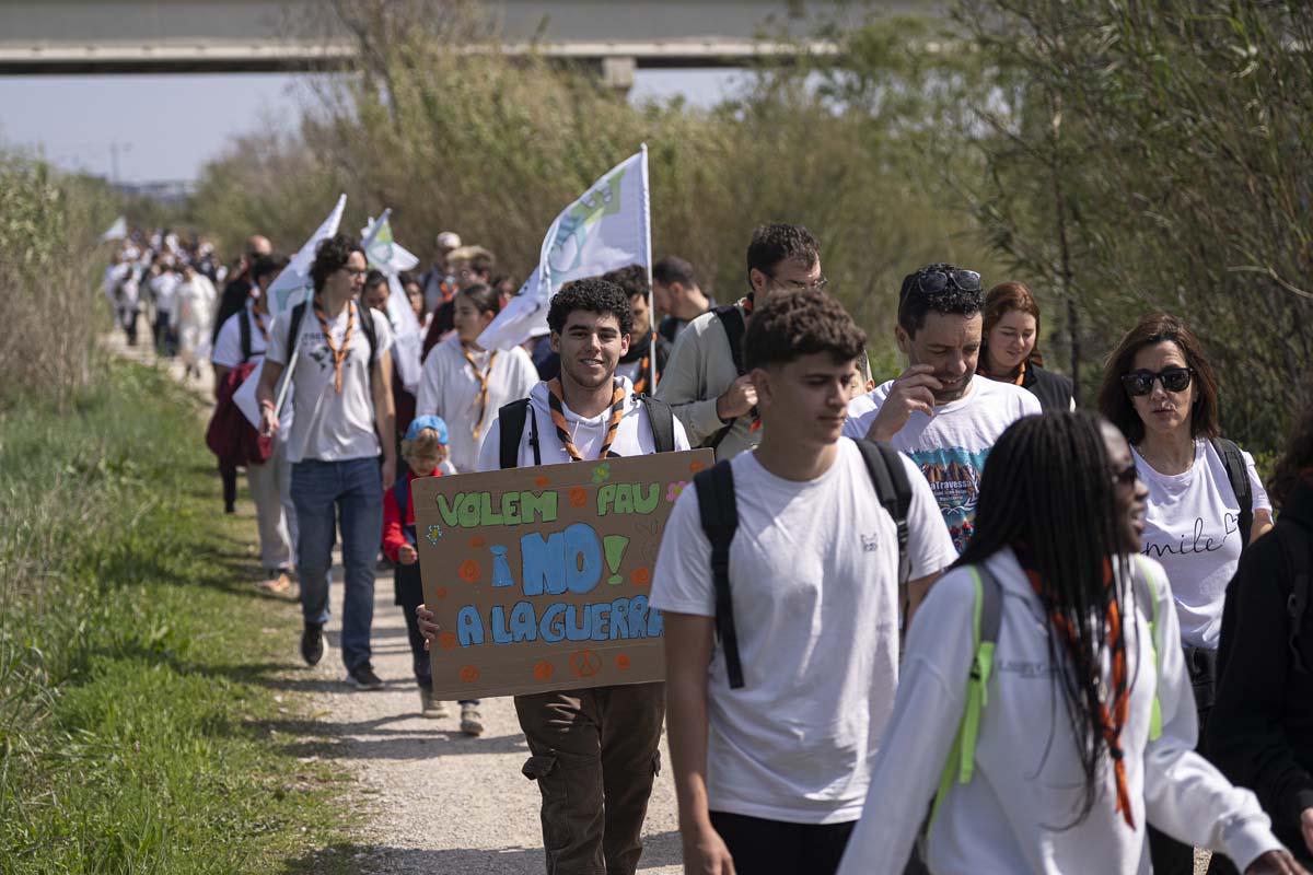 Més de 500 persones clamen contra les guerres amb la caminada popular Marxa per la Pau pel Baix Llobregat