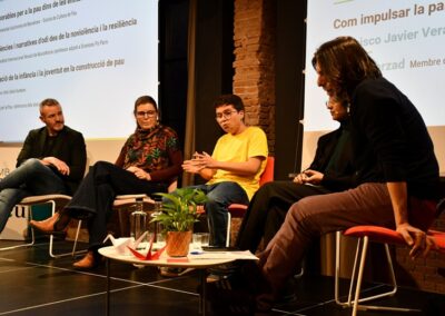 Francisco Javier Vera parlant d'activisme per la pau dels joves