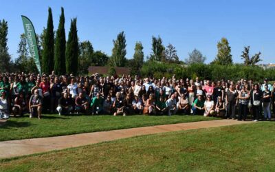 Més de 300 persones dels equips del migdia donen el tret de sortida al curs 2026-27