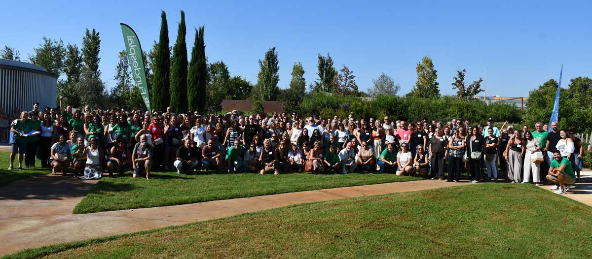 Més de 300 persones dels equips del migdia donen el tret de sortida al curs 2026-27